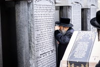 האדמו"ר מבאבוב 45 בתפילה באוהל בית סאטמר