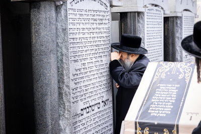 האדמו"ר מבאבוב 45 בתפילה באוהל בית סאטמר