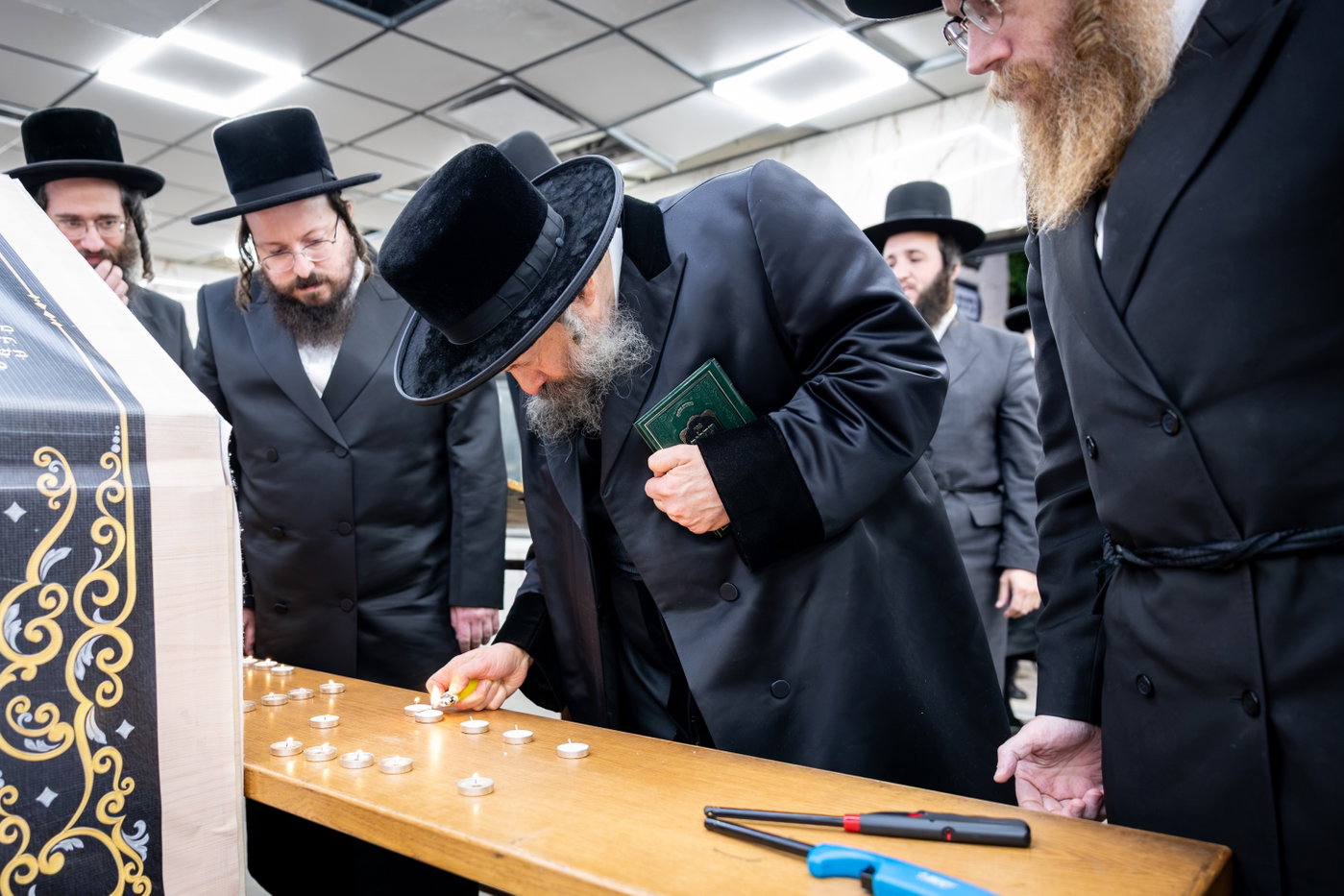 האדמו"ר מבאבוב 45 בתפילה באוהל בית סאטמר