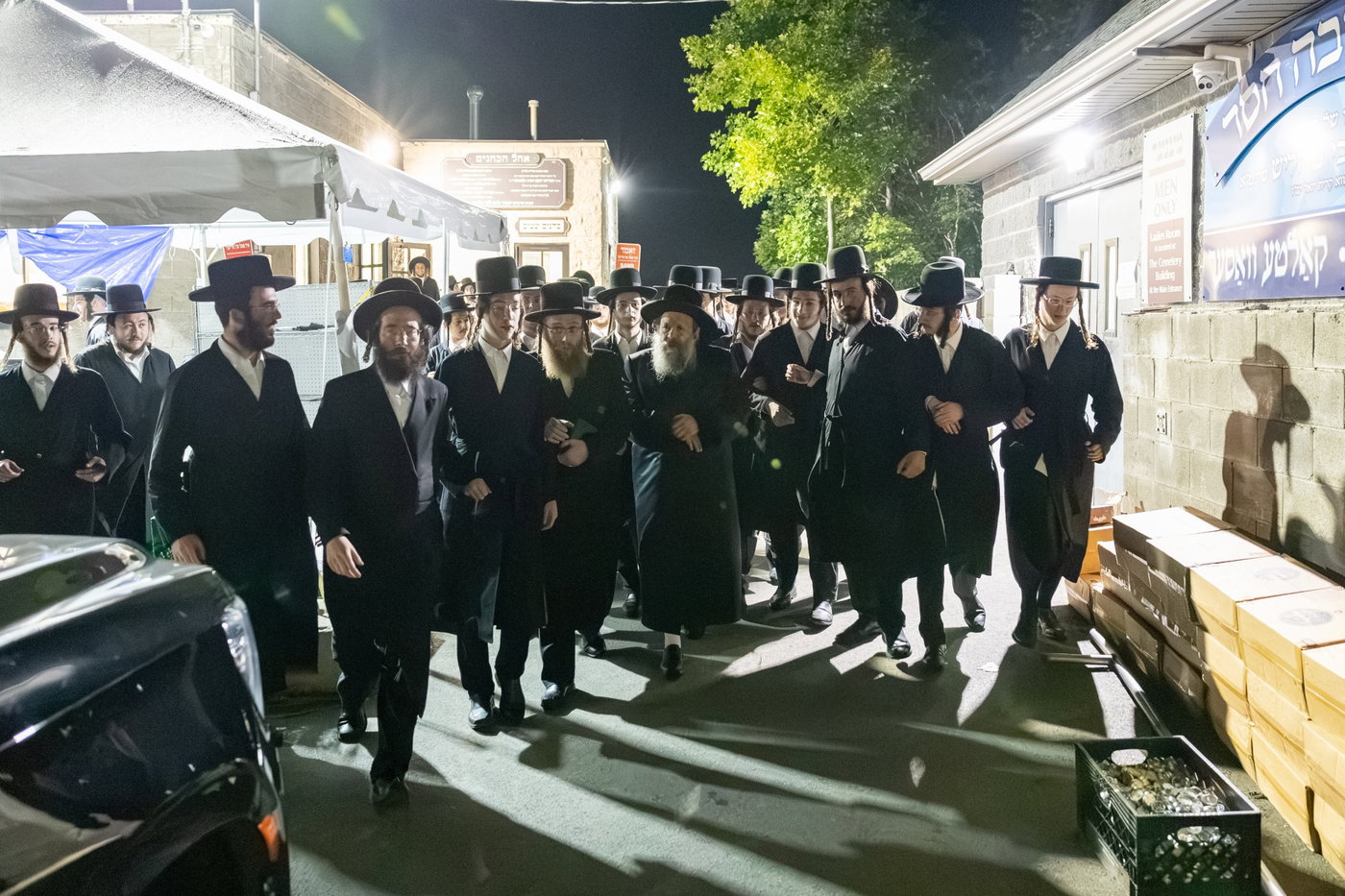 האדמו"ר מבאבוב 45 בתפילה באוהל בית סאטמר