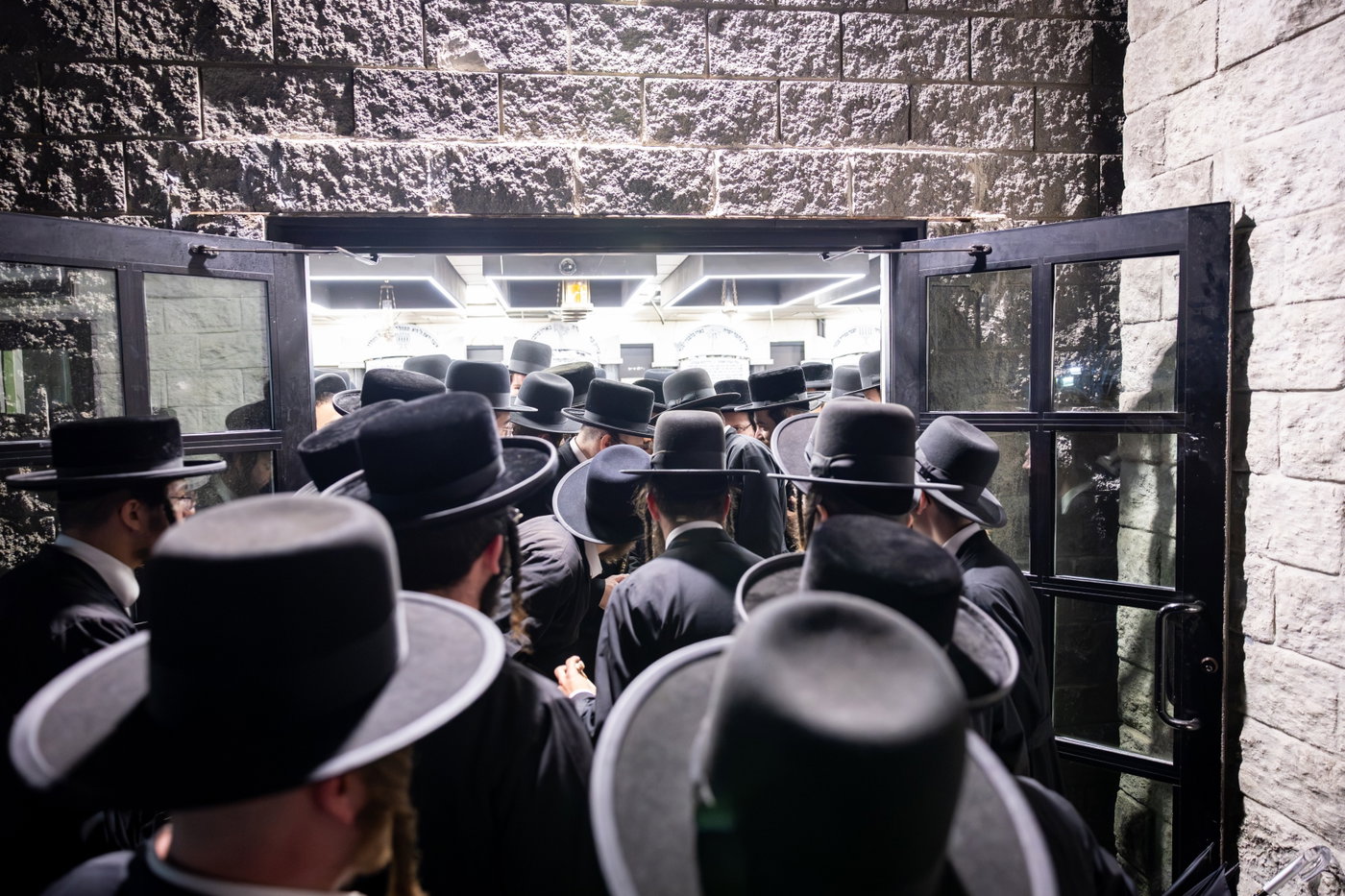 האדמו"ר מבאבוב 45 בתפילה באוהל בית סאטמר
