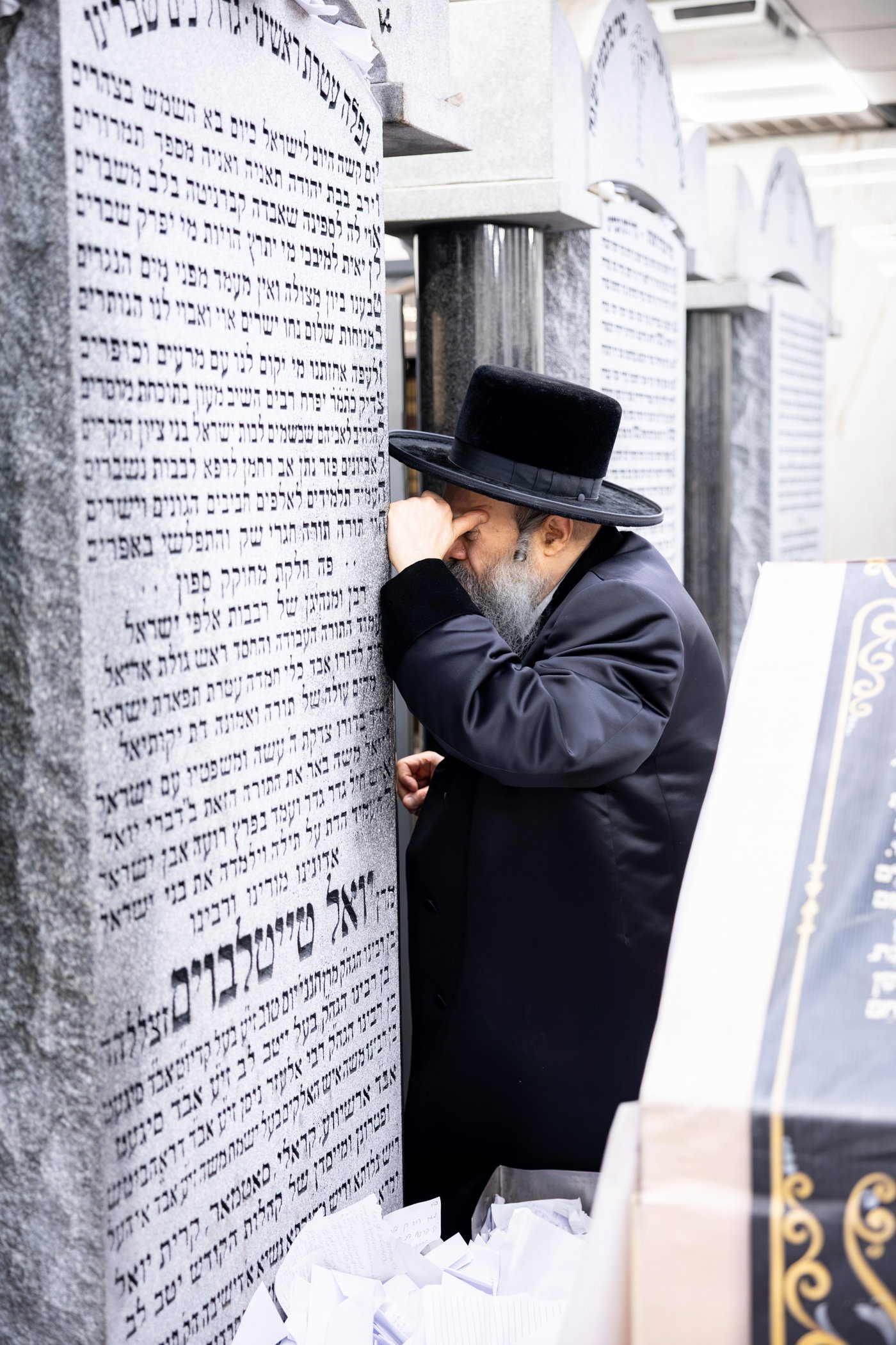 האדמו"ר מבאבוב 45 בתפילה באוהל בית סאטמר