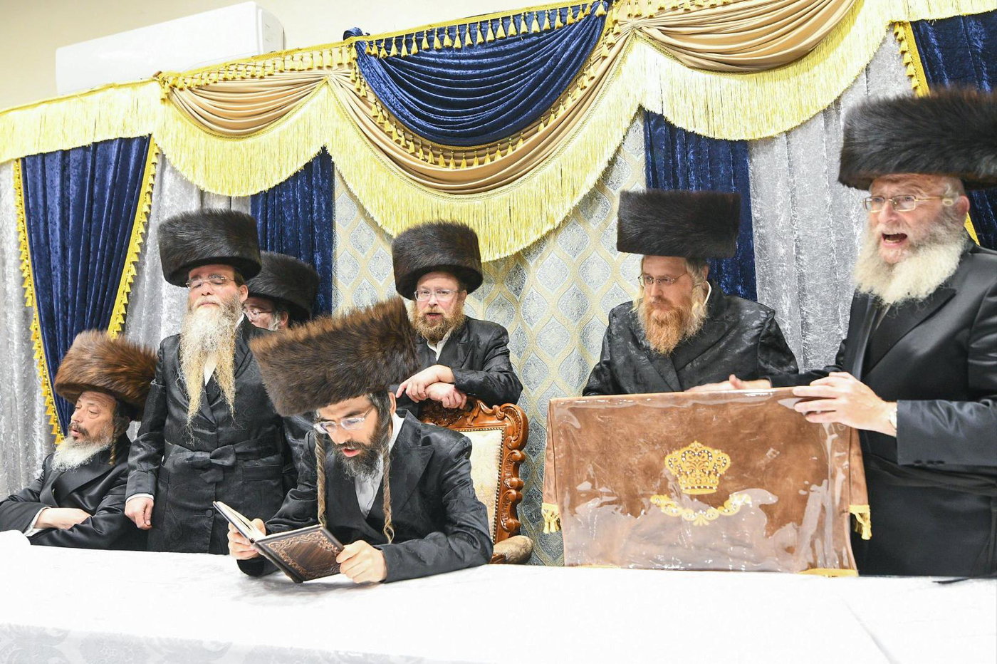 מעמד הקרישמע ליינען בזוועהיל