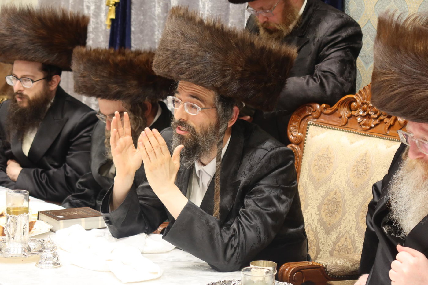 מעמד הקרישמע ליינען בזוועהיל