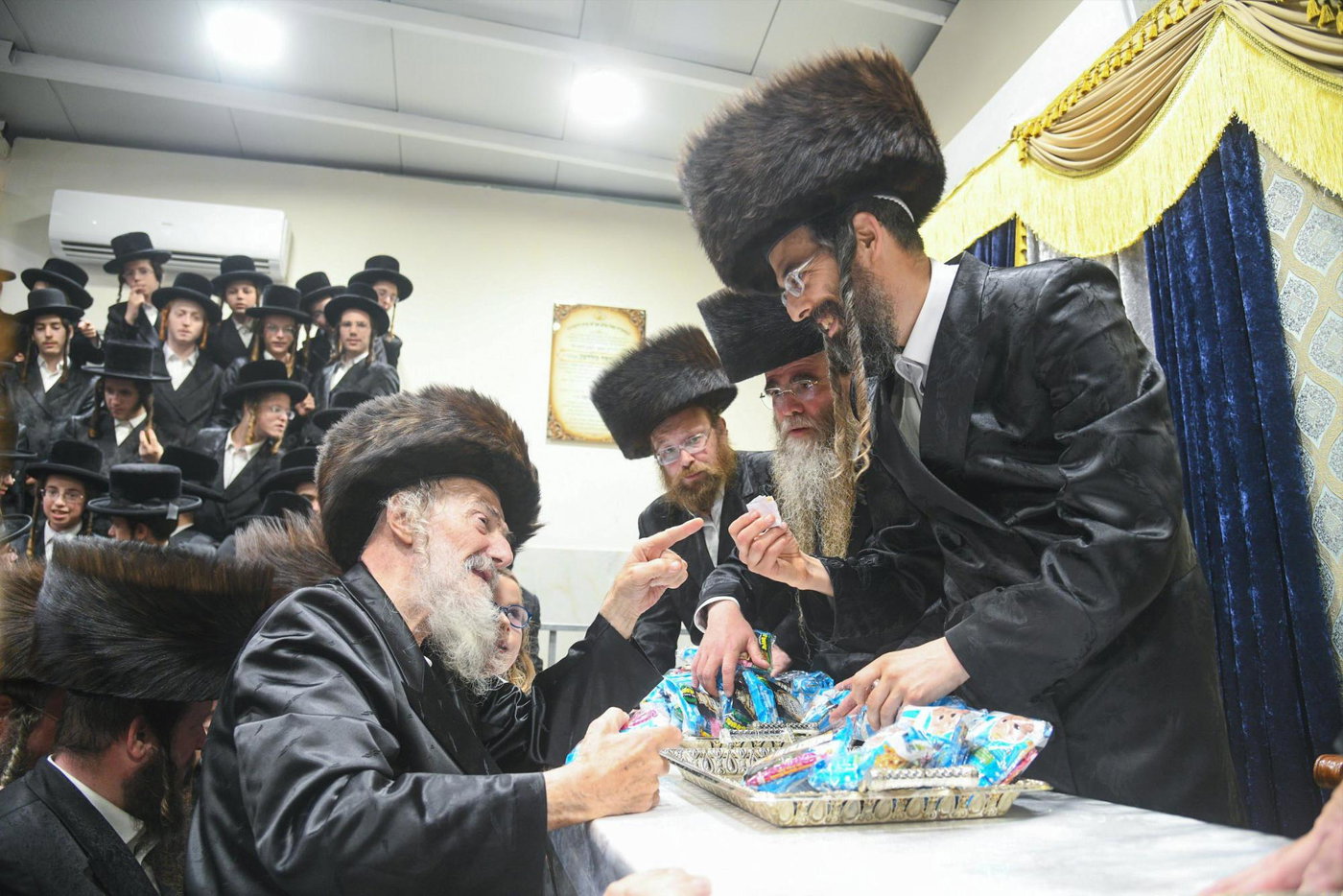 מעמד הקרישמע ליינען בזוועהיל