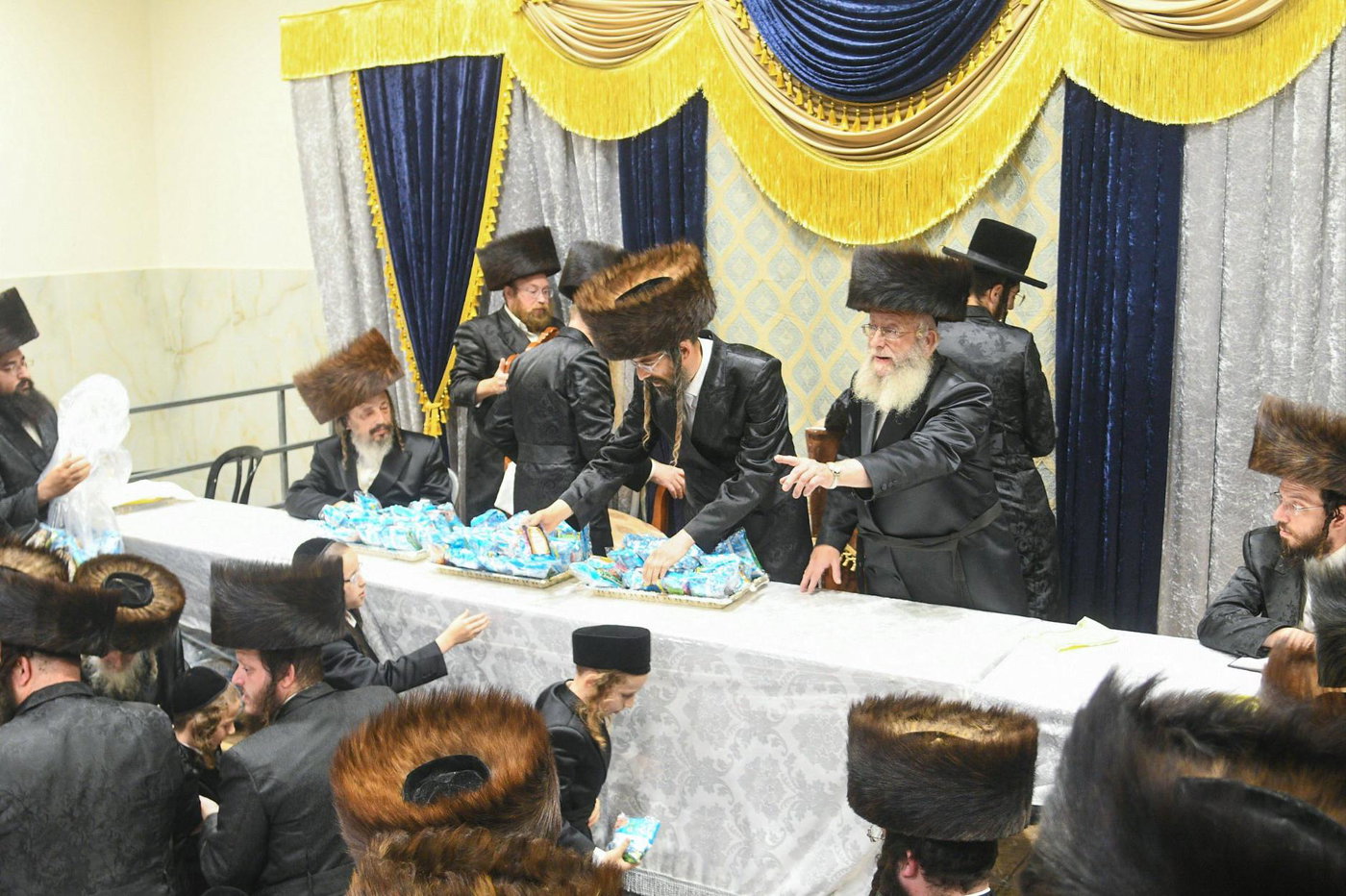 מעמד הקרישמע ליינען בזוועהיל