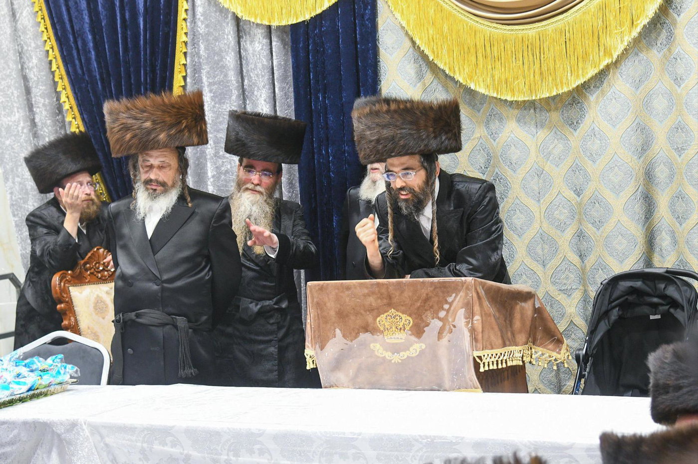 מעמד הקרישמע ליינען בזוועהיל