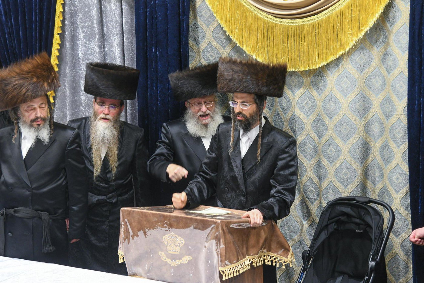מעמד הקרישמע ליינען בזוועהיל