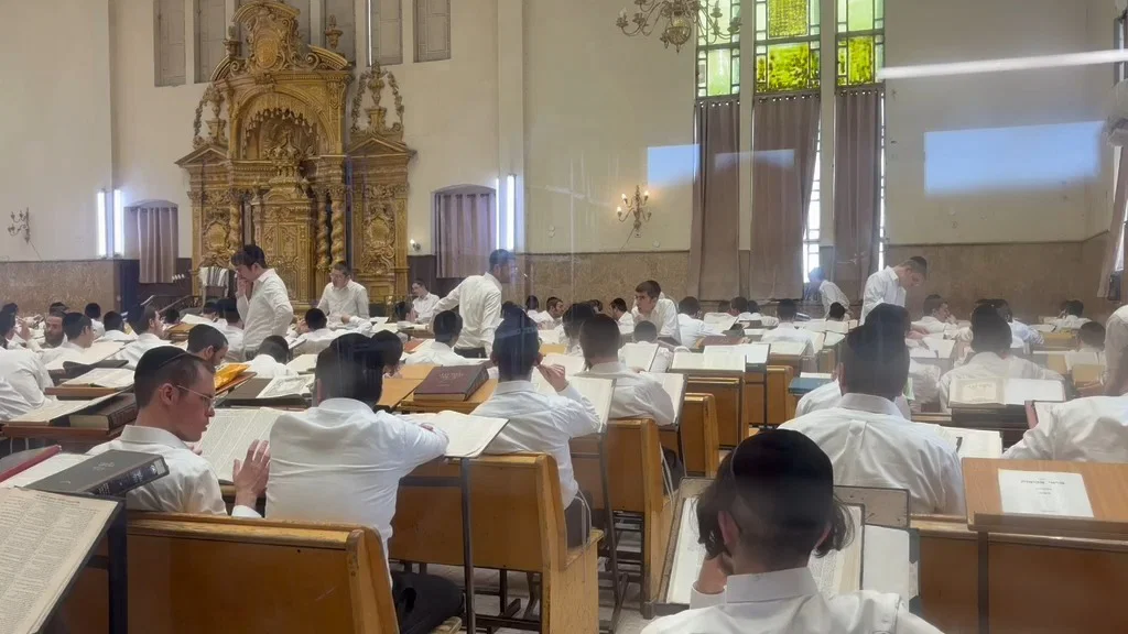 דקות אחרי פסק הדין: כך נראית השקידה בפוניבז' בזמן שמסביב יהום הסער | צפו