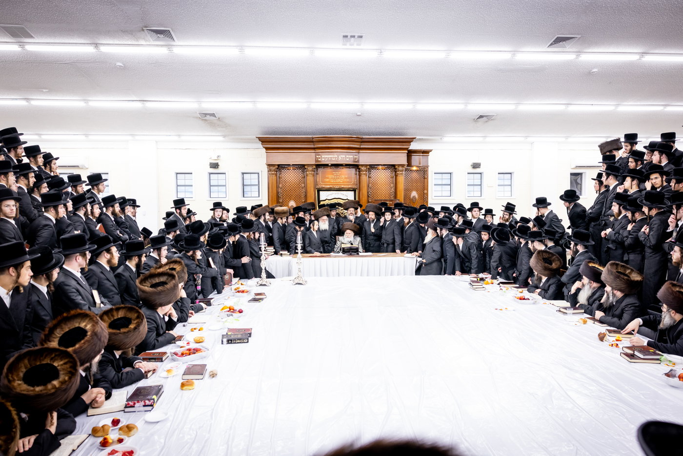האדמו"ר מבאבוב שב"ק במחנה מתיבתא עץ חיים