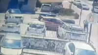 עורך דין מהצפון נעצר לאחר שנצפה שובר שמשות רכב באמצעות פטיש | צפו