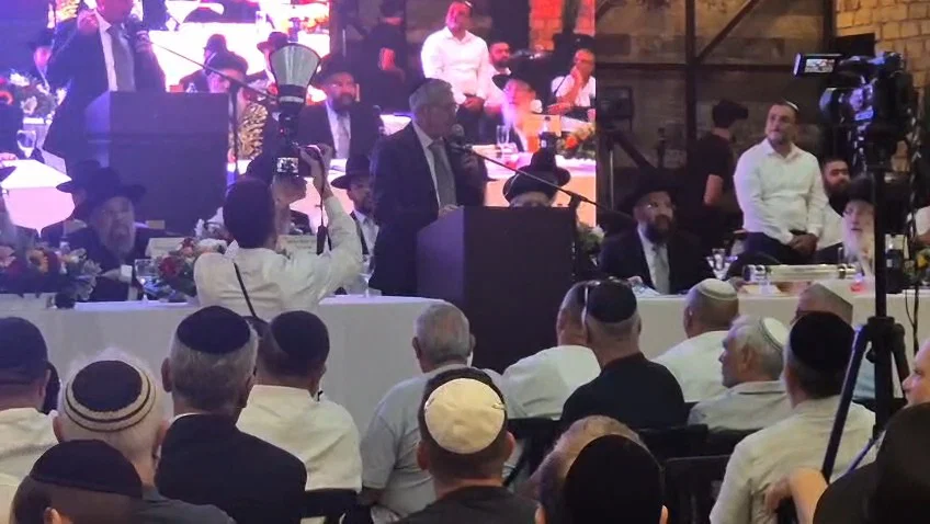 "זה לא איראן": פעילי שמאל ניסו להפריע לאירוע הכתרת רב העיר בהוד השרון | צפו