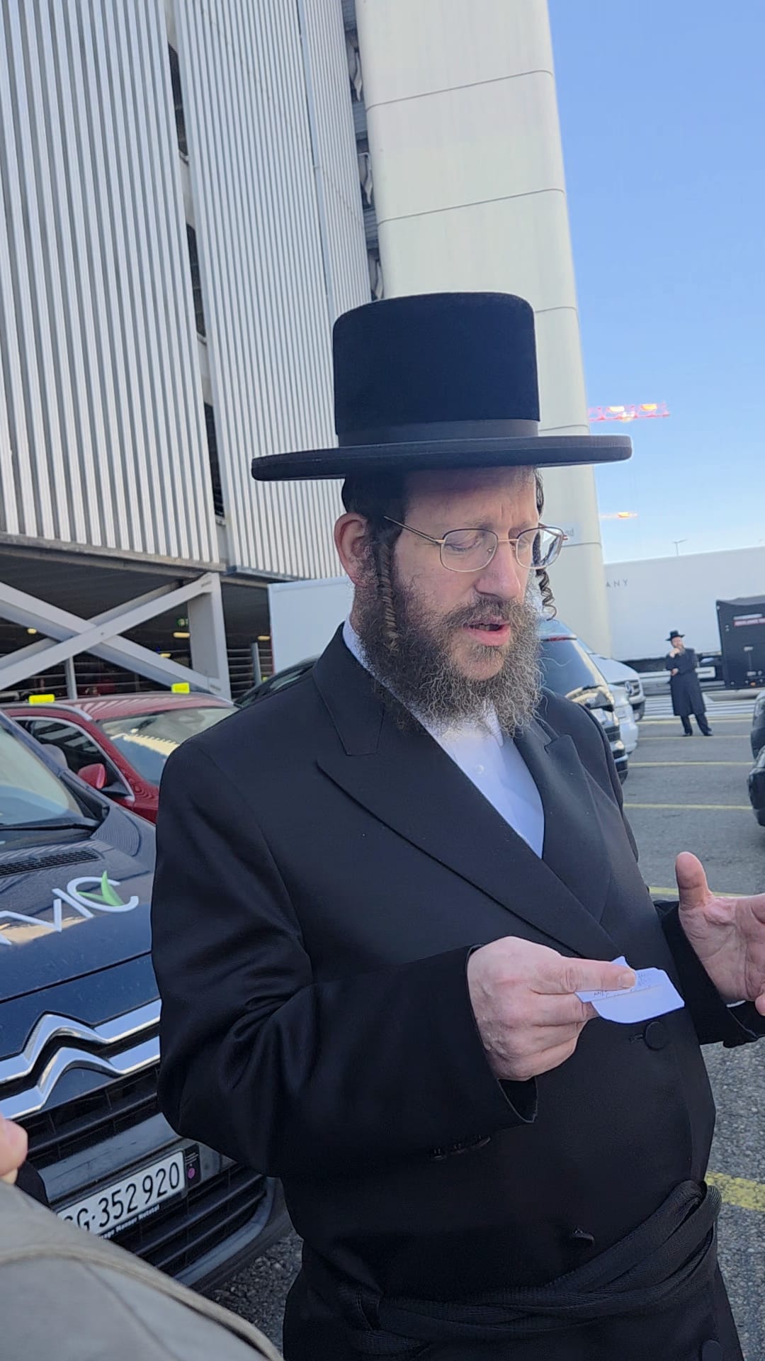 הגאון רבי צבי אלימלך פאדווא מספיד במסע ההלוויה בשווייץ