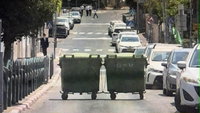 פחי האשפה שהוצבו כמחסומים