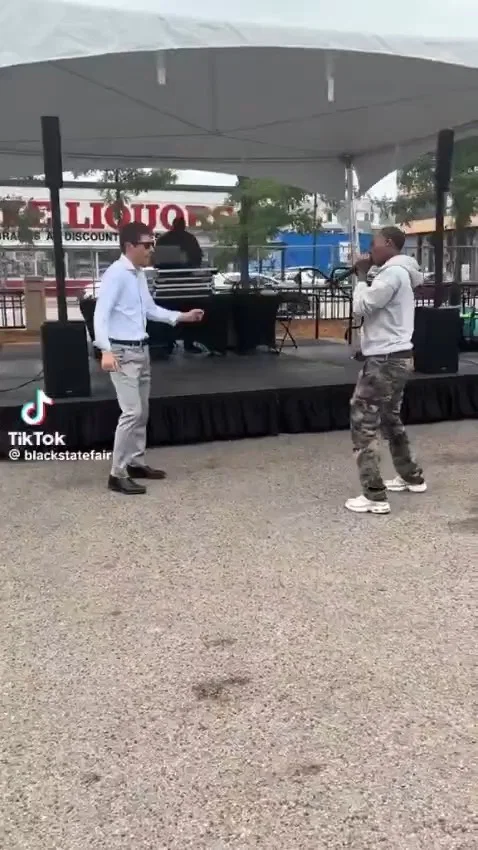 "טקס השפלה": הריקוד של ראש העיר הדמוקרטי הפך לבדיחת הרשת