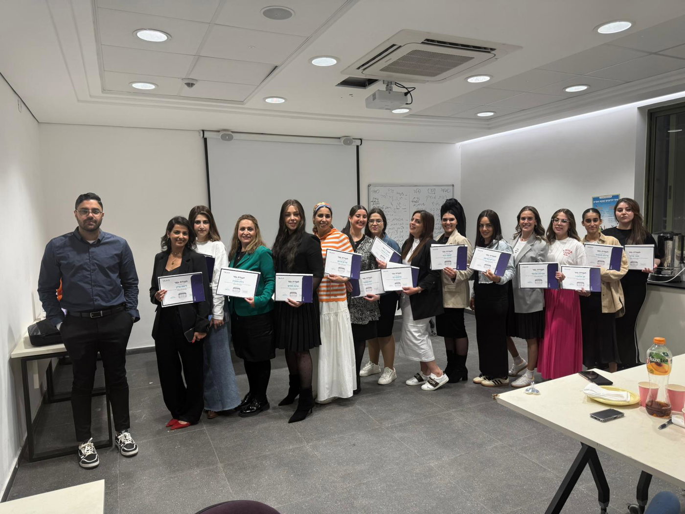 בוגרות טאלנט מדיה מקבלים מדיה בטקס קבלת התעודות