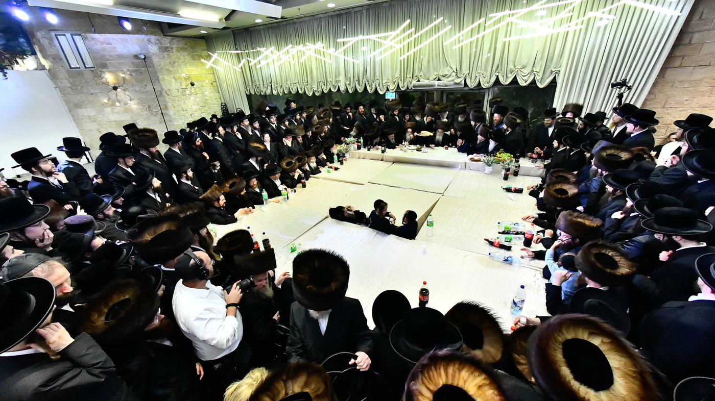 האדמו"ר מצאנז קלויזנבורג בנישואי נכדת הרב עזריאל טאובר