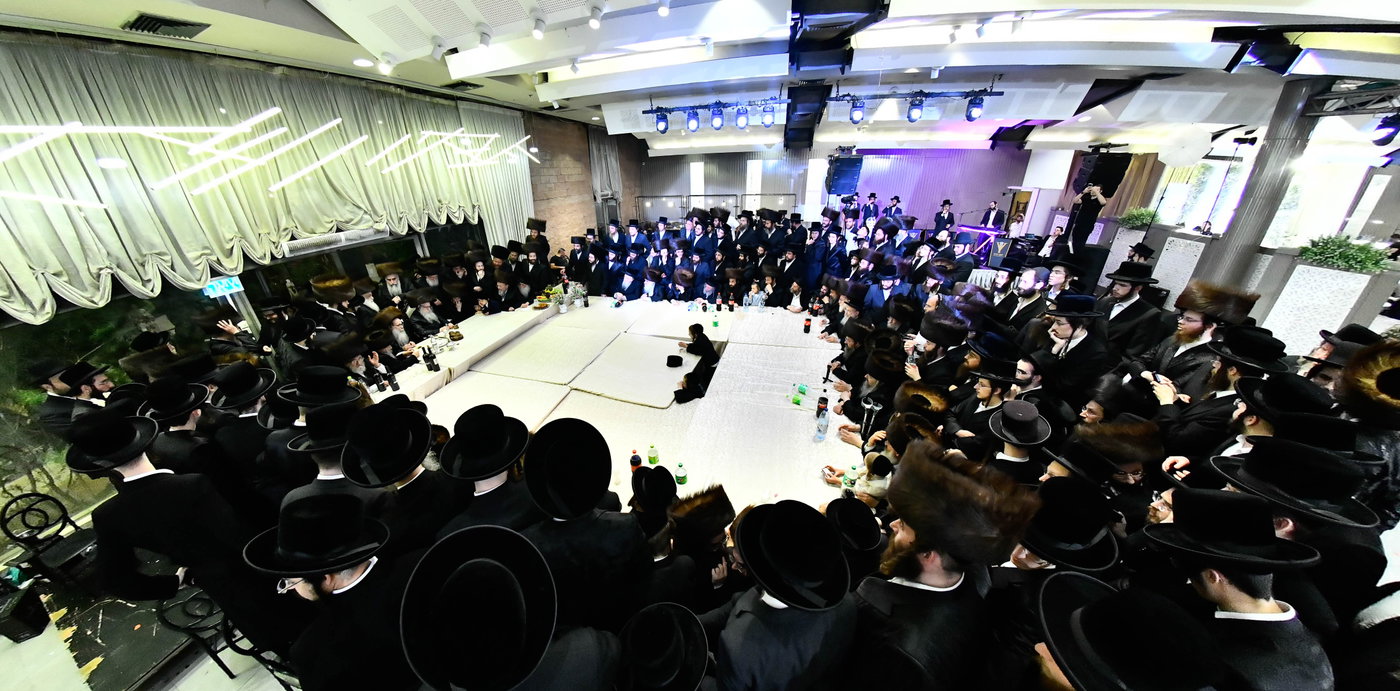 האדמו"ר מצאנז קלויזנבורג בנישואי נכדת הרב עזריאל טאובר