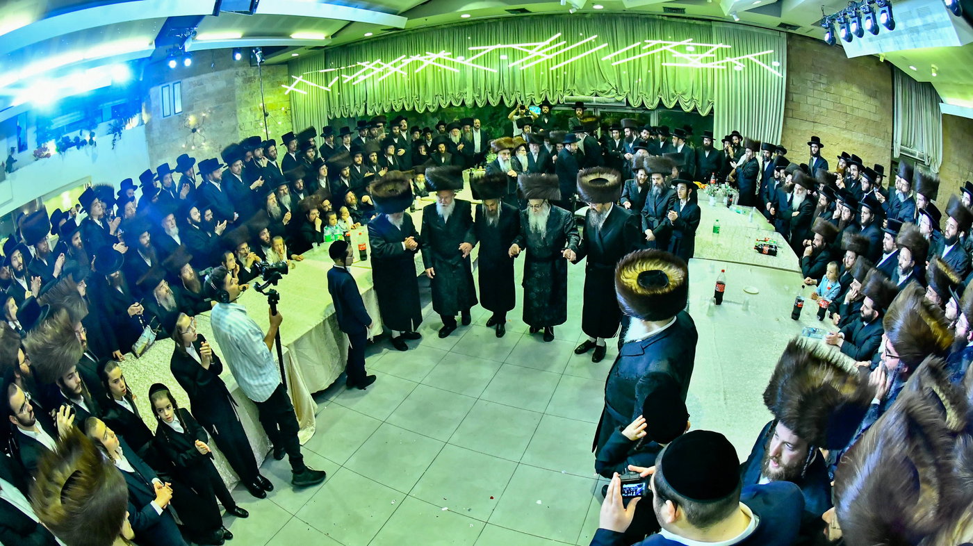 האדמו"ר מצאנז קלויזנבורג בנישואי נכדת הרב עזריאל טאובר