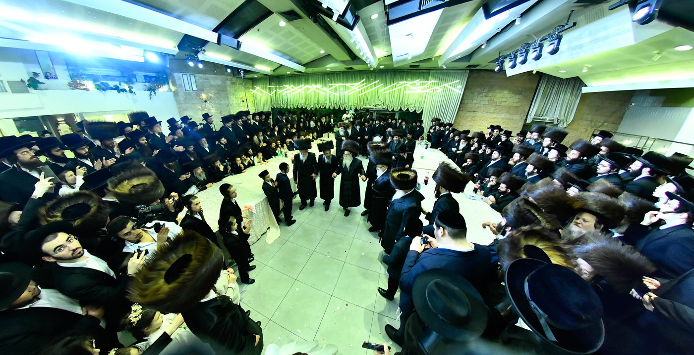 האדמו"ר מצאנז קלויזנבורג בנישואי נכדת הרב עזריאל טאובר
