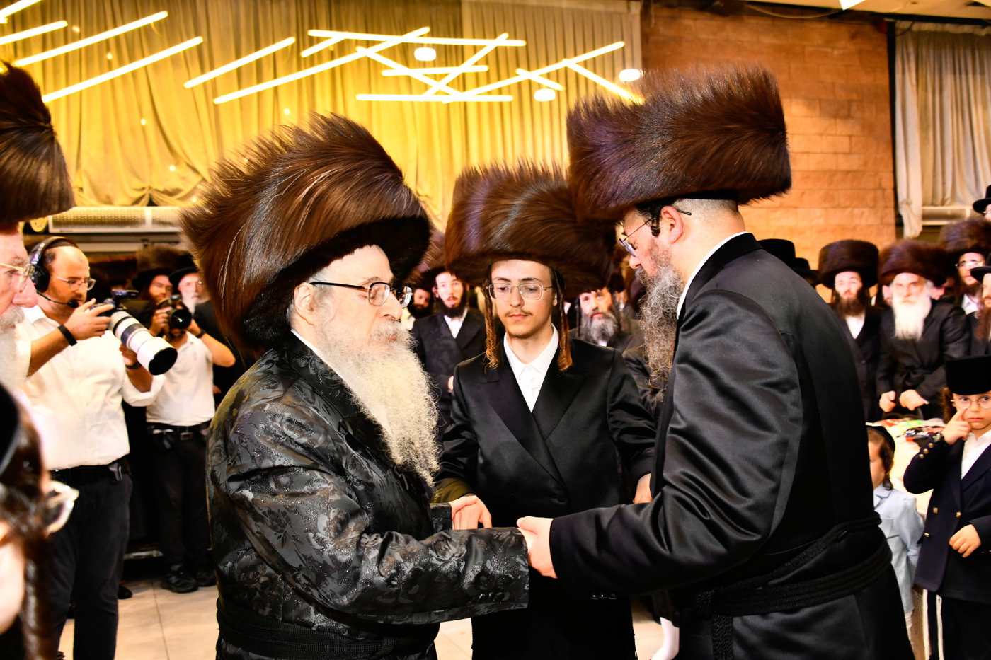האדמו"ר מצאנז קלויזנבורג בנישואי נכדת הרב עזריאל טאובר
