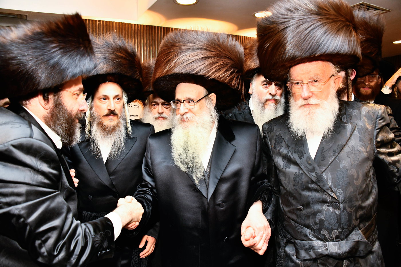 האדמו"ר מצאנז קלויזנבורג בנישואי נכדת הרב עזריאל טאובר