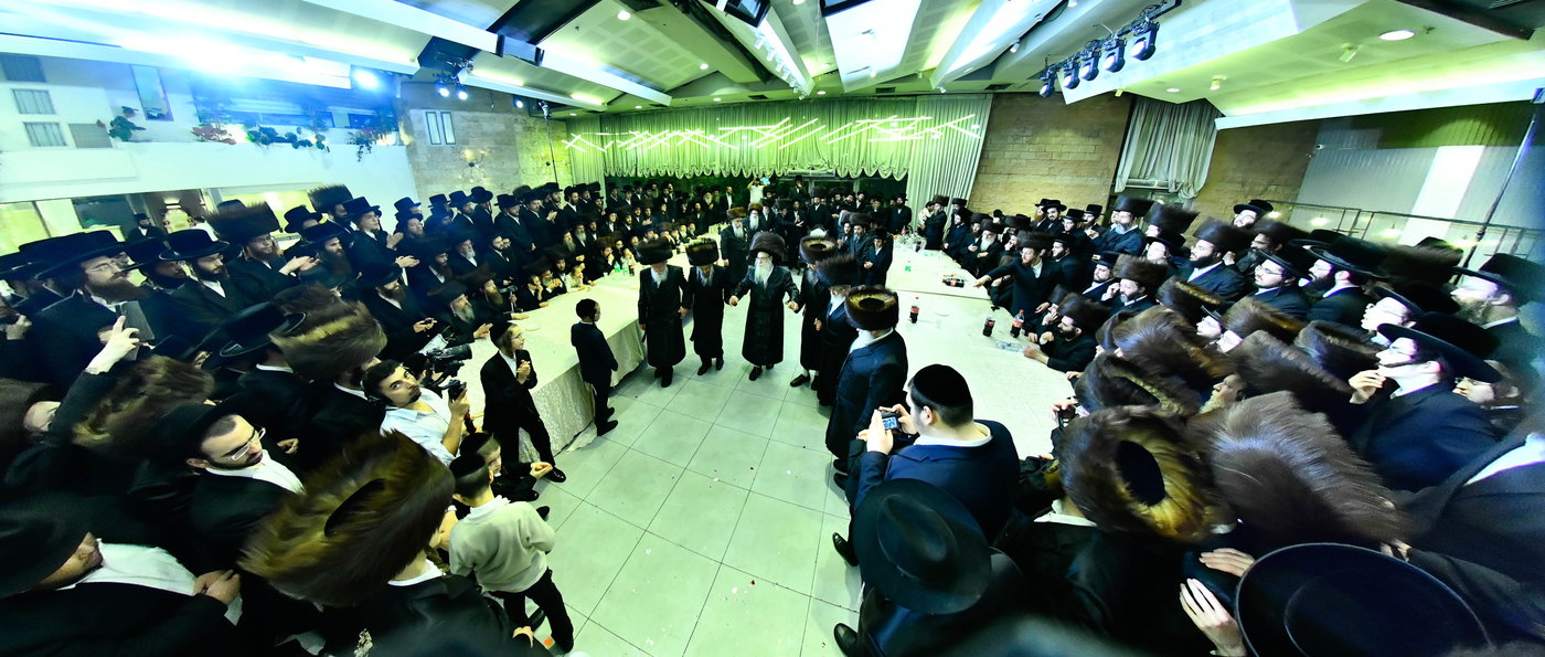 האדמו"ר מצאנז קלויזנבורג בנישואי נכדת הרב עזריאל טאובר