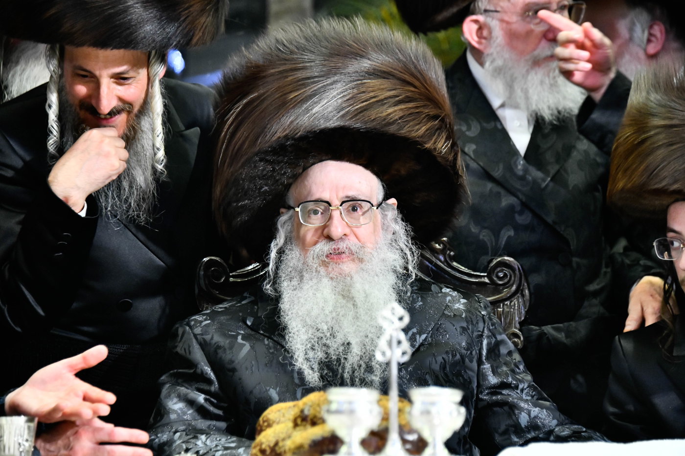 האדמו"ר מצאנז קלויזנבורג בנישואי נכדת הרב עזריאל טאובר
