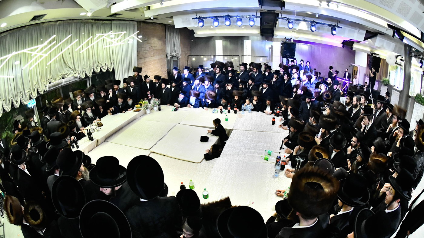 האדמו"ר מצאנז קלויזנבורג בנישואי נכדת הרב עזריאל טאובר