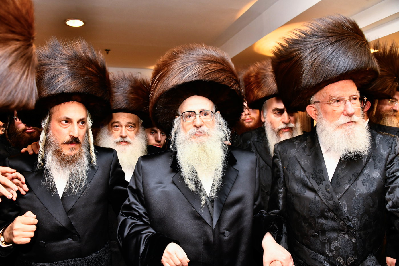 האדמו"ר מצאנז קלויזנבורג בנישואי נכדת הרב עזריאל טאובר