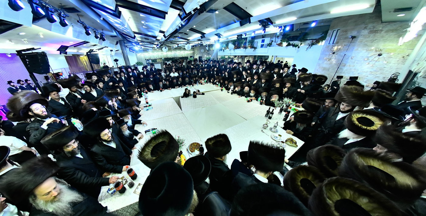 האדמו"ר מצאנז קלויזנבורג בנישואי נכדת הרב עזריאל טאובר