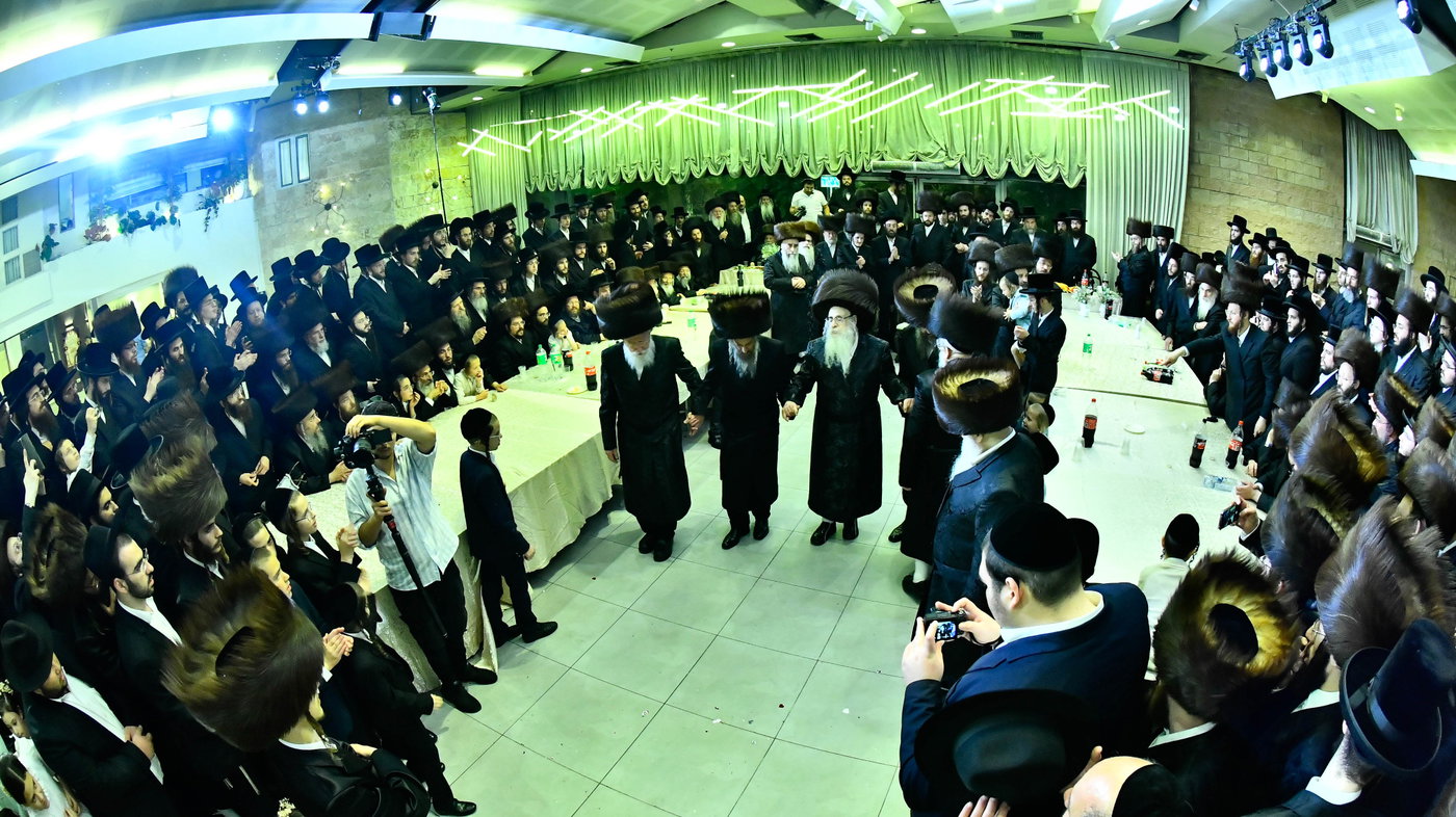 האדמו"ר מצאנז קלויזנבורג בנישואי נכדת הרב עזריאל טאובר