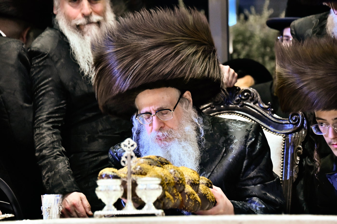 האדמו"ר מצאנז קלויזנבורג בנישואי נכדת הרב עזריאל טאובר