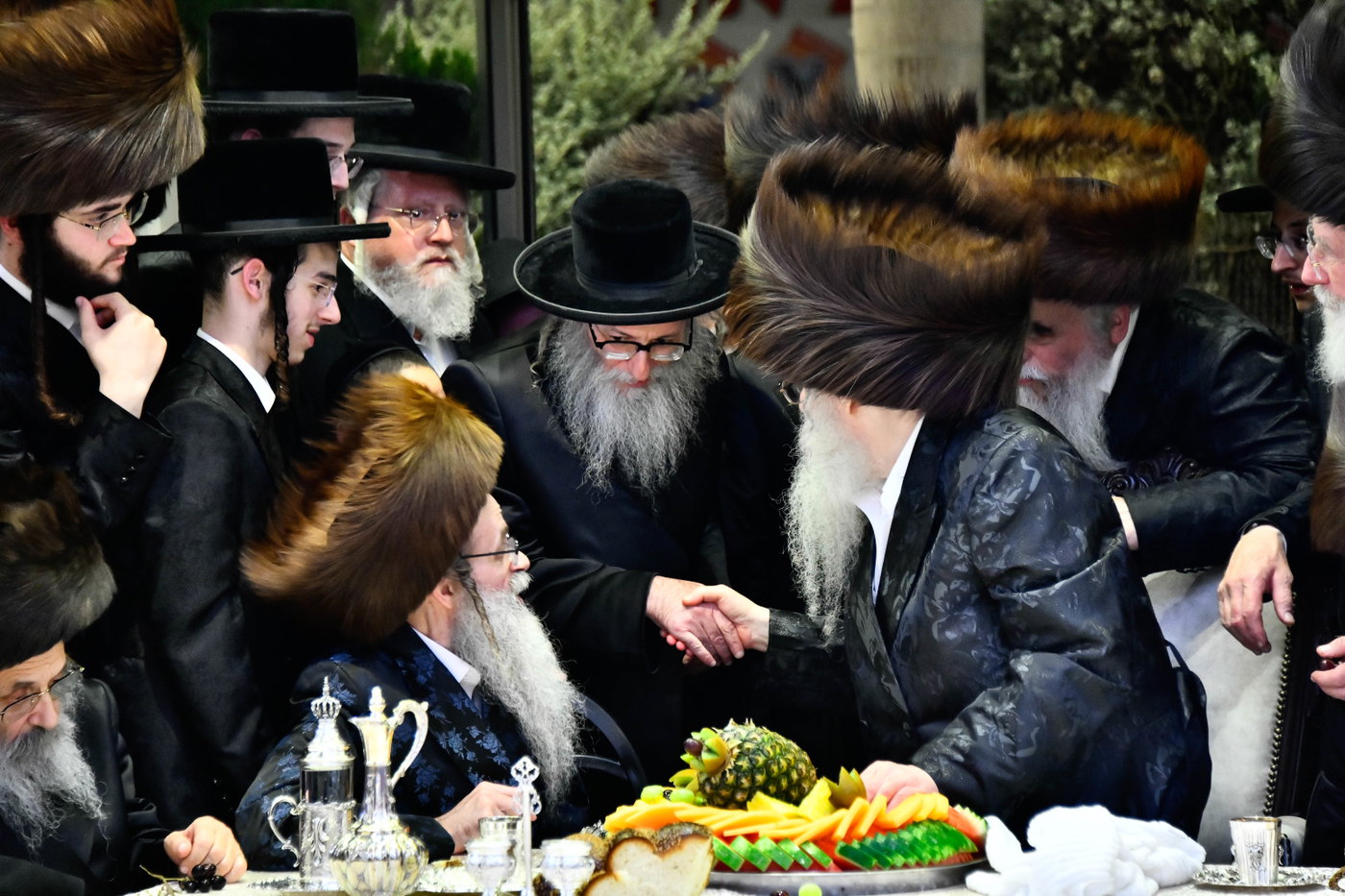 האדמו"ר מצאנז קלויזנבורג בנישואי נכדת הרב עזריאל טאובר