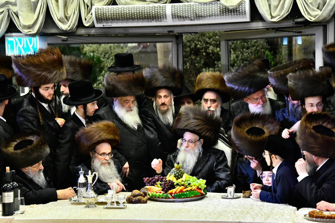 האדמו"ר מצאנז קלויזנבורג בנישואי נכדת הרב עזריאל טאובר