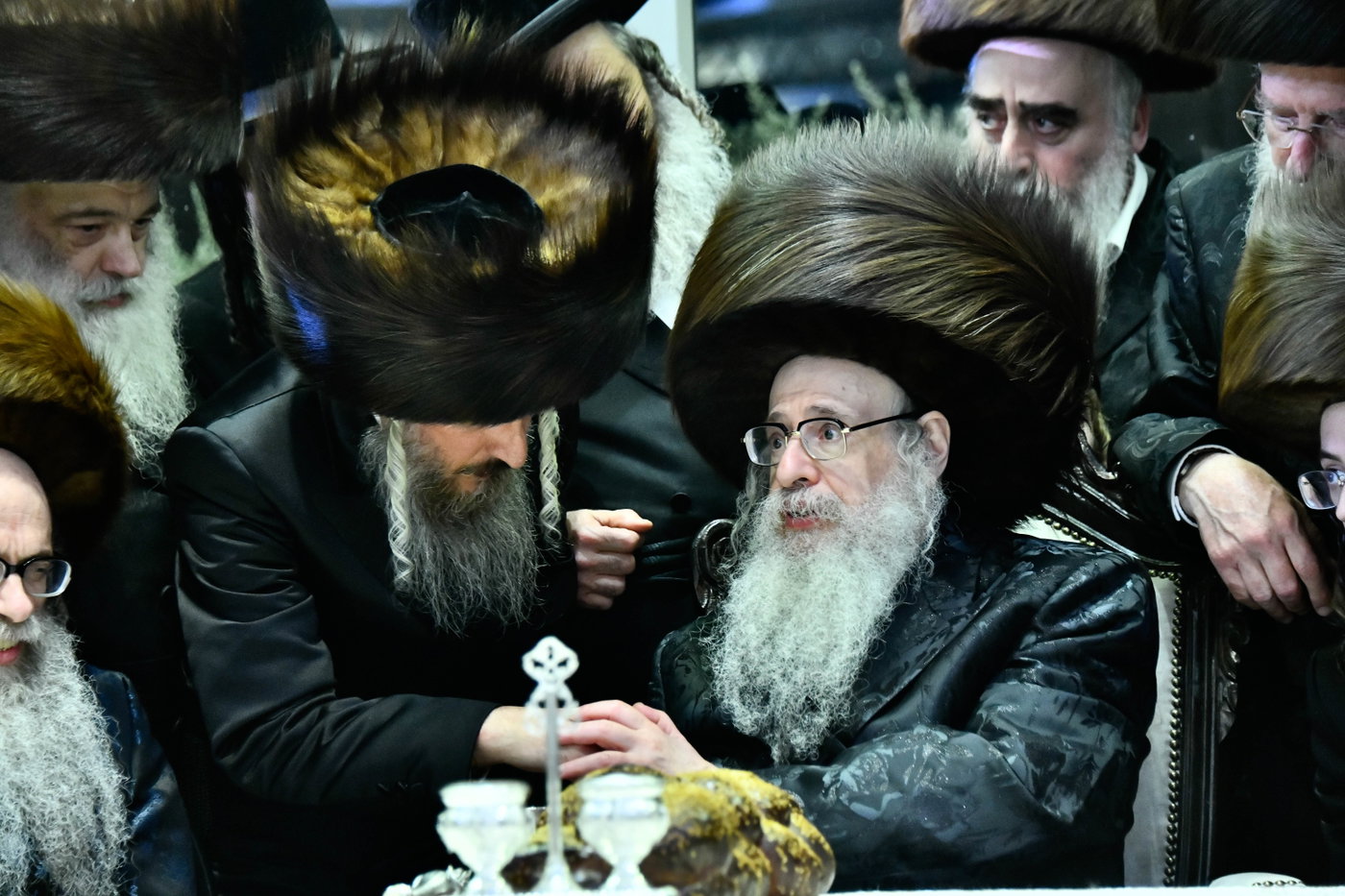 האדמו"ר מצאנז קלויזנבורג בנישואי נכדת הרב עזריאל טאובר