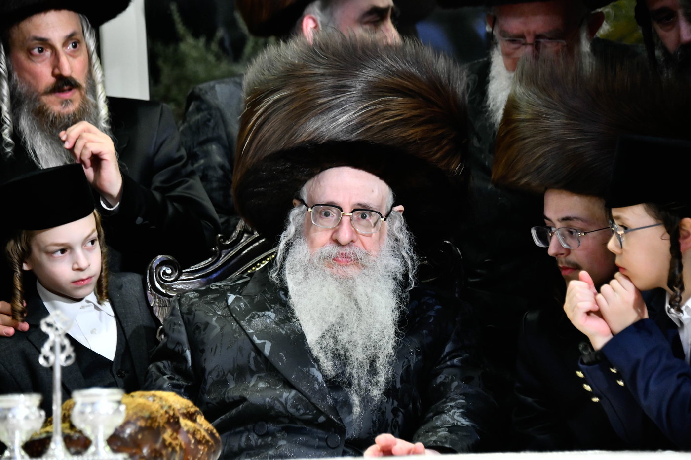 האדמו"ר מצאנז קלויזנבורג בנישואי נכדת הרב עזריאל טאובר
