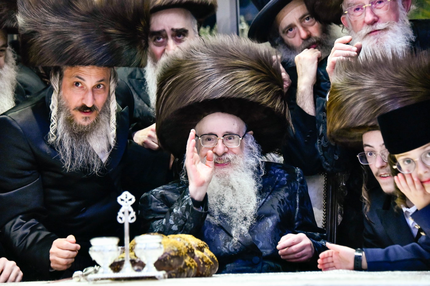 האדמו"ר מצאנז קלויזנבורג בנישואי נכדת הרב עזריאל טאובר