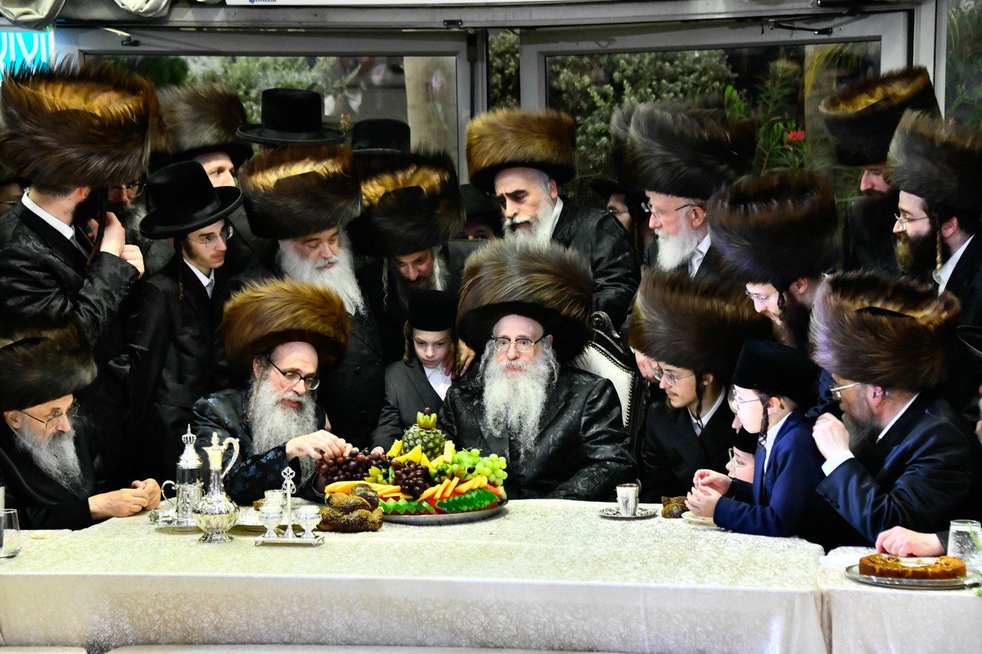 האדמו"ר מצאנז קלויזנבורג בנישואי נכדת הרב עזריאל טאובר