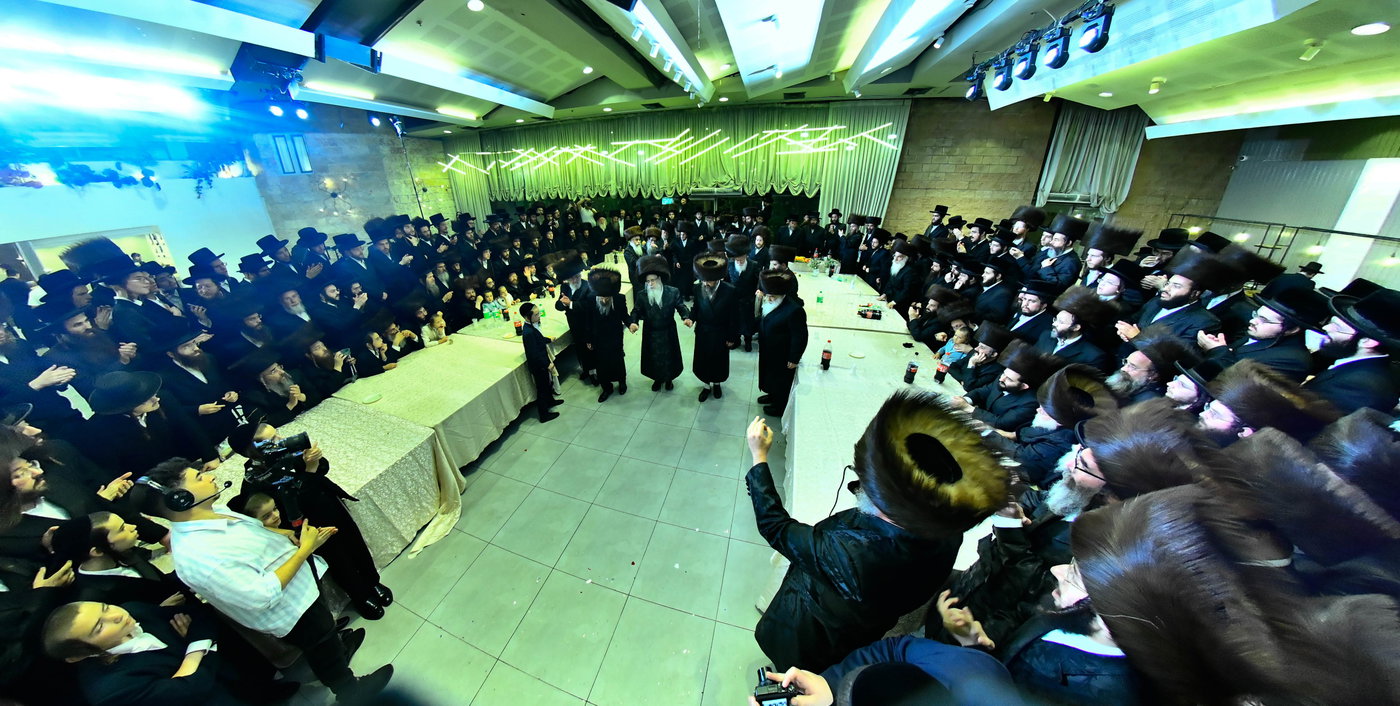 האדמו"ר מצאנז קלויזנבורג בנישואי נכדת הרב עזריאל טאובר