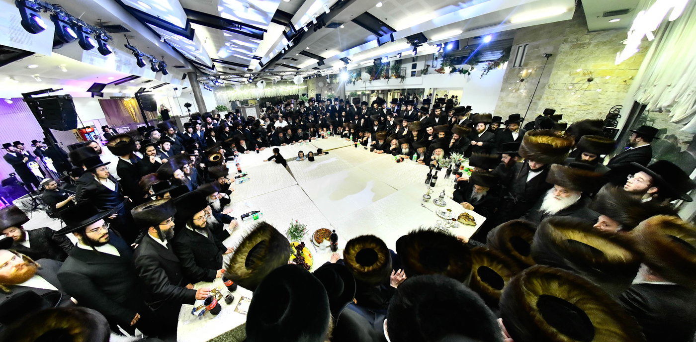 האדמו"ר מצאנז קלויזנבורג בנישואי נכדת הרב עזריאל טאובר