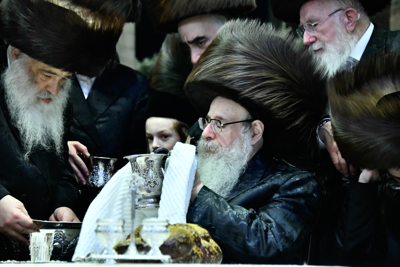 האדמו"ר מצאנז קלויזנבורג בנישואי נכדת הרב עזריאל טאובר