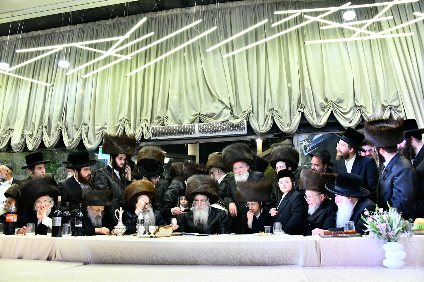 האדמו"ר מצאנז קלויזנבורג בנישואי נכדת הרב עזריאל טאובר