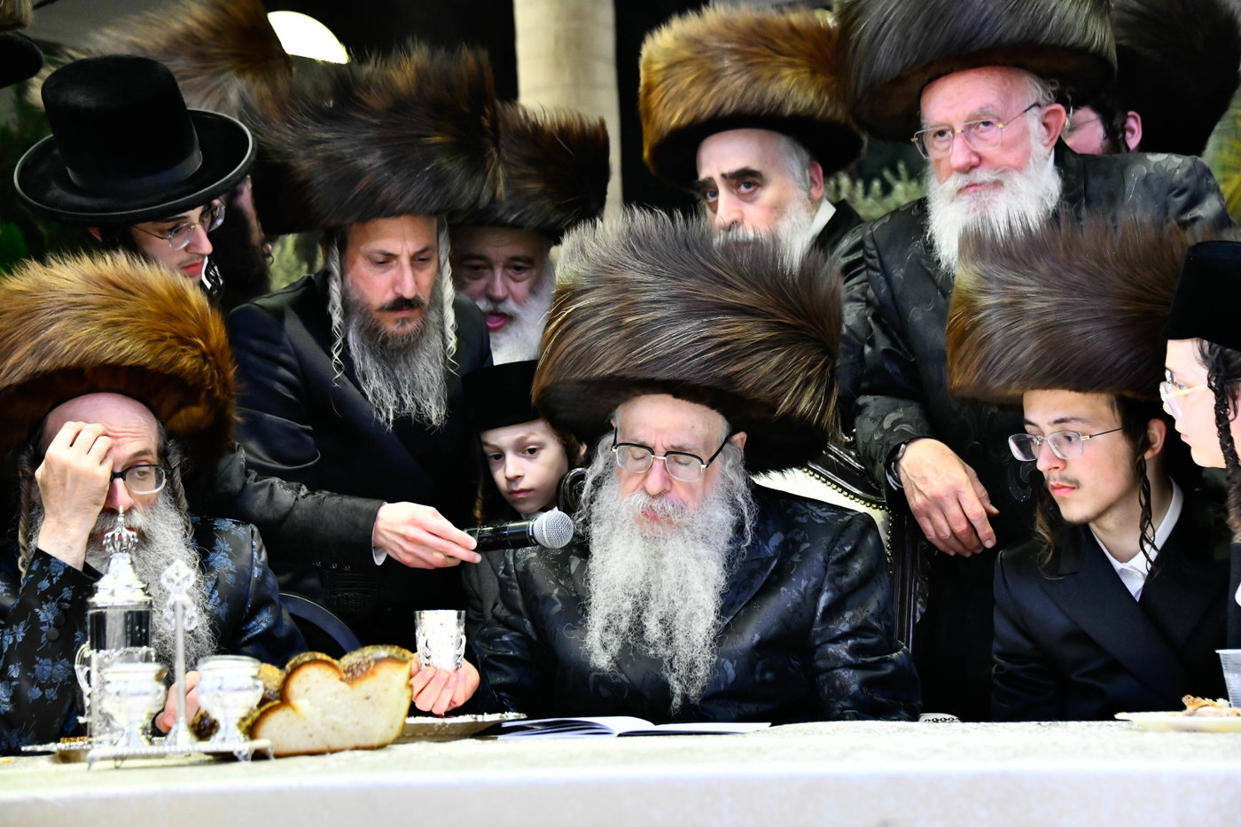 האדמו"ר מצאנז קלויזנבורג בנישואי נכדת הרב עזריאל טאובר