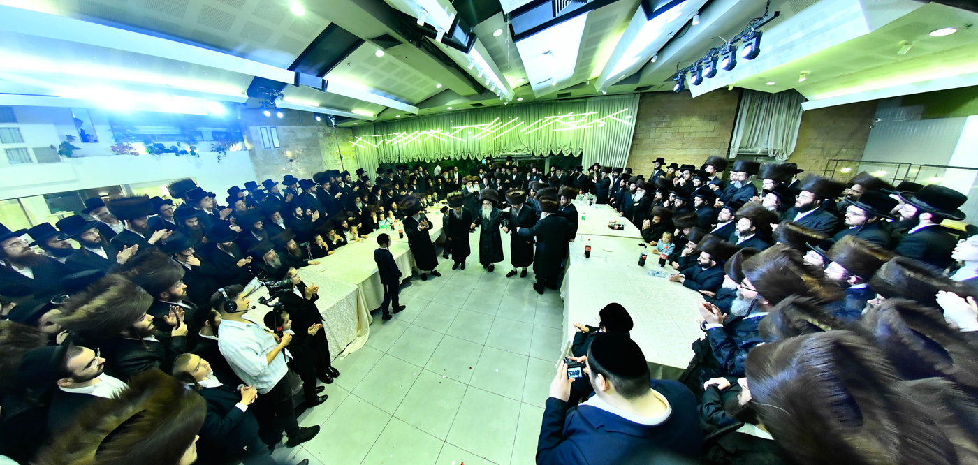 האדמו"ר מצאנז קלויזנבורג בנישואי נכדת הרב עזריאל טאובר
