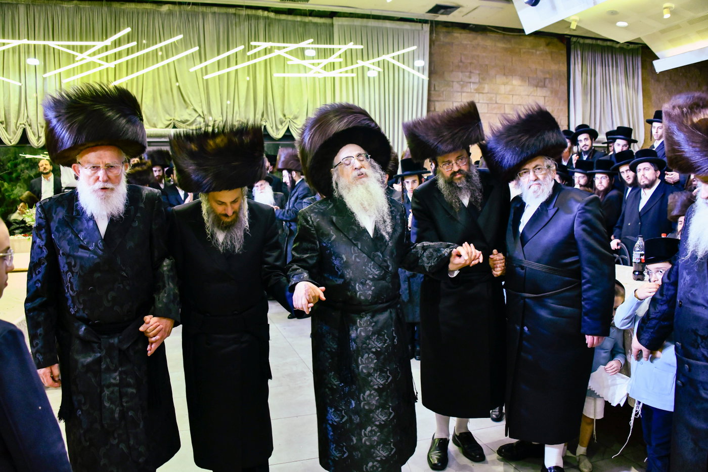 האדמו"ר מצאנז קלויזנבורג בנישואי נכדת הרב עזריאל טאובר
