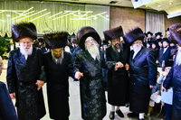 האדמו"ר מצאנז קלויזנבורג בנישואי נכדת הרב עזריאל טאובר