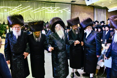 האדמו"ר מצאנז קלויזנבורג בנישואי נכדת הרב עזריאל טאובר