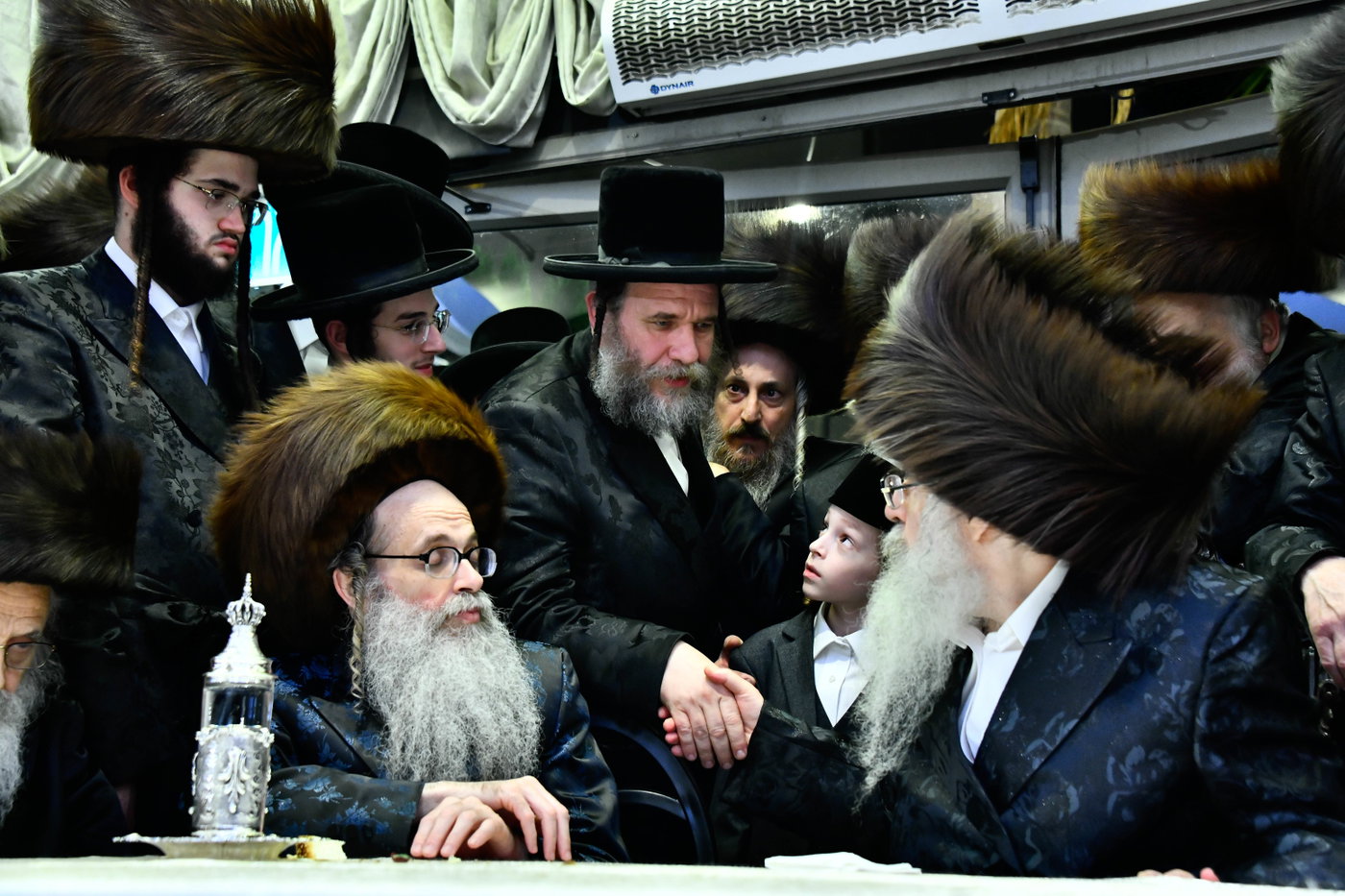 האדמו"ר מצאנז קלויזנבורג בנישואי נכדת הרב עזריאל טאובר