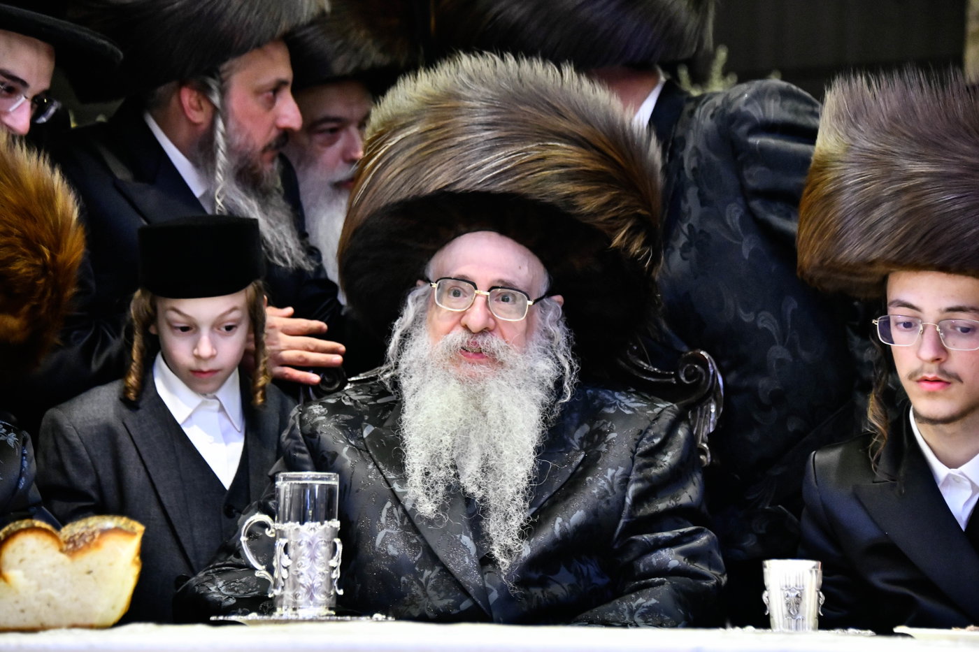 האדמו"ר מצאנז קלויזנבורג בנישואי נכדת הרב עזריאל טאובר